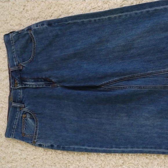 Tommy Bahama Classic Jeans. - Picture 2 of 9